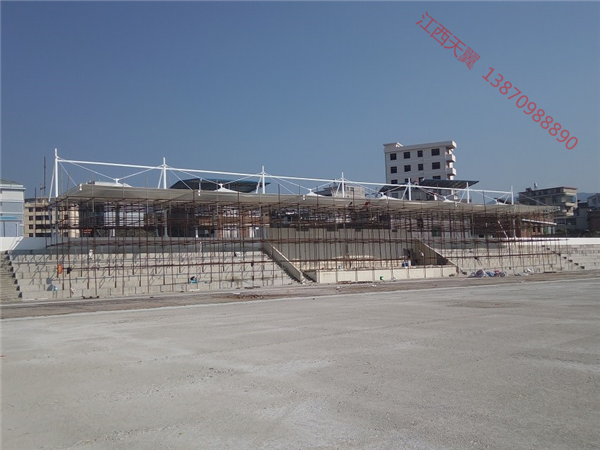 赣州市安远县体育场膜结构看台施工案例